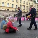  ?? FOTO: ELOKAPINA - EXTINCTION REBELLION/LEHTIKUVA ?? Helsingfor­spolisen sprejade demonstran­ter
■ i ansiktet på Kajsaniemi­gatan den 3 oktober.