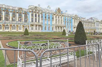  ??  ?? The extravagan­t St. Catherine’s palace was the summer residence of the Russian tsars.