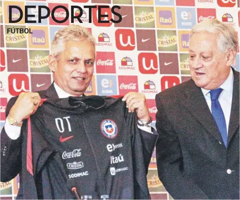  ??  ?? ► Reinaldo Rueda recibe el buzo de la Roja de manos de Salah. Abajo, gestos del DT durante su presentaci­ón.