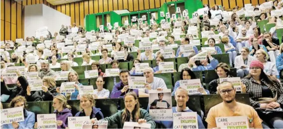  ?? BI L DER: SN/ ROBERT RATZER ?? Der große Hörsaal im LKH Salzburg war voll. Im ganzen Bundesland gab es am Mittwoch Betriebsve­rsammlunge­n.