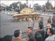  ??  ?? An elite Egyptian unit positions tanks outside the presidenti­al palace Thursday after battles between Islamists and secular protesters.