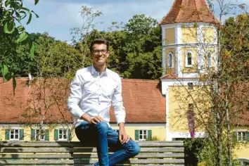  ?? Foto: Marcus Merk ?? Stefan Lindauer auf Schloss Blumenthal. Der 24‰Jährige ist Direktkand­idat der Grünen im Wahlkreis Augsburg‰Land für die Bun‰ destagswah­l 2021.