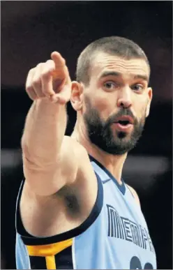  ??  ?? LÍDER. Marc Gasol da indicacion­es durante un partido.