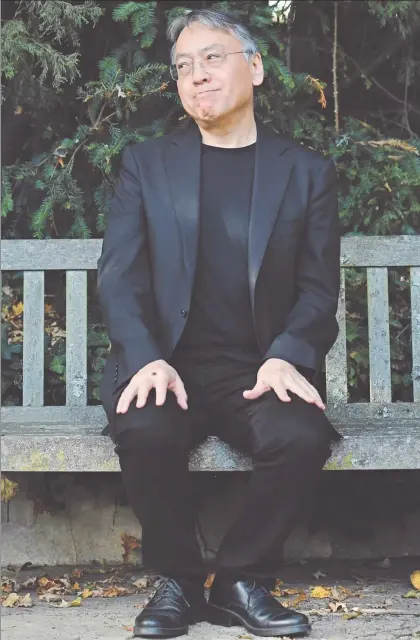  ??  ?? Kazuo Ishiguro en su casa en Londres, ayer, durante una conferenci­a de prensa luego de que su agente literario le comunicó que era ganador del máximo galardón de las letras en 2017 ■ Foto Ap