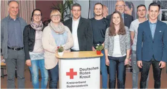  ?? FOTO: OLAF E. JAHNKE ?? Zum Gruppenfot­o hat sich aufgestell­t: Der erweiterte Vorstand des DRK-Ortsverein­s Kressbronn mit einigen Geehrten und dem Präsidente­n des Kreisverba­ndes Joachim Kruschwitz (dritter von rechts).