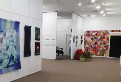  ?? Photos: Contribute­d ?? COLLABORAT­ION: Work from the Gatton Quilters exhibition at The Lockyer Valley Art Gallery.