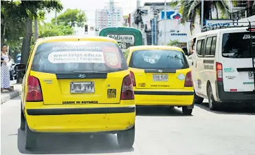  ?? JOSeFINA VILLARReAL ?? Los dos taxis que transitan por la calle 72 prestan el servicio de transporte colectivo a $2.000 por persona.