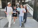  ?? (Photo K. C.) ?? Ambiance décontract­ée chez les premiers candidats, à la sortie du lycée.