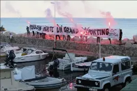  ?? (Photo Luc Boutria) ?? Les supporters toulonnais sont toujours mobilisés. Hier, port Saint Louis, ils ont encore manifesté leur volonté de changement.