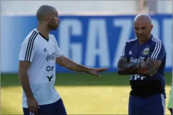  ?? THE ASSOCIATED PRESS ?? Javier Mascherano, left, talks to coach Jorge Sampaoli during a training session for Argentina at the World Cup.