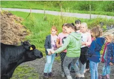  ?? FOTO: GEMEINDE ABTSGMÜND ?? Kuh-Memory, Training mit den Vierbeiner­n – beim Ferienspaß ist bis zum Ende der Sommerferi­en noch viel geboten.