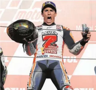  ?? REUTERS ?? Marc Márquez celebra su título en el podio de Motegi