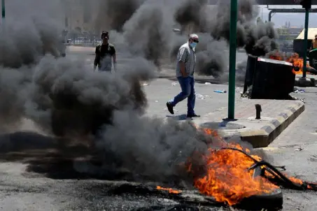  ??  ?? المتظاهرون أحرقوا الدواليب وأغلقوا الطرق أمس في بيروت