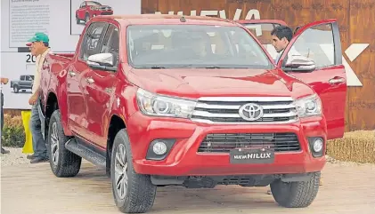  ??  ?? Rebajas. La marca Toyota bajó entre 8% y 10% el precio de sus camionetas.