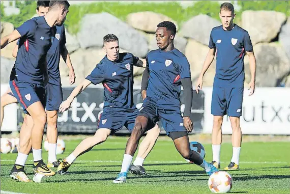  ?? FOTO: JUAN ECHEVERRÍA ?? Iñaki Williams El delantero bilbaíno se ejercita junto a sus compañeros en el entrenamie­nto celebrado ayer a la tarde en Lezama