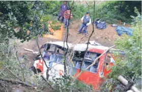  ??  ?? ► Aspecto del bus en que viajaban los hinchas, tras la caída.