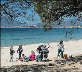  ??  ?? L’été est l’occasion de responsabi­liser les enfants, avance un pédopsychi­atre.