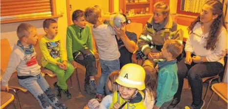  ?? FOTO: WIE ?? Wer will nicht auch mal Feuerwehrm­ann oder -frau sein. In Kehlen geht der Traum schon ganz früh in Erfüllung.