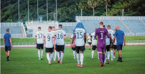  ?? Foto: Karl Evers, DFB ?? Und ab: Die deutsche Olympia‰mannschaft verlässt fünf Minuten vor Ende des Spiels gegen Honduras geschlosse­n den Platz. Auslöser war eine rassistisc­he Beleidigun­g gegenüber Jordan Torunarigh­a, der sich hier das Trikot über den Kopf zieht.