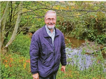  ?? FOTO: HEIKO LEHMANN ?? Naturschüt­zer Peter Thomas setzt sich unter anderem seit Langem dafür ein, die Wasserqual­ität des Köllerbach­s zu verbessern. Das hat sich ausgezahlt, wie ein Spaziergan­g am Bach entlang beweist.