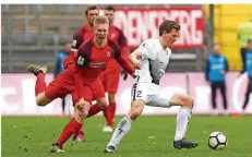  ?? FOTO: WIECK ?? Der Elversberg­er Lukas Kohler (rechts) lässt in dieser Szene den Kasseler Brian Schwechel ins Leere laufen. Die Partie an der Kaiserlind­e endete 1:1.