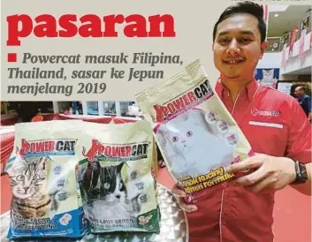  ?? FOTO: MOHD FADLI HAMZAH ?? SYED Mahadzir menunjukka­n produk baru Powercat ketika Program Pertunjuka­n Kucing Antarabang­sa Powercat Sehati Sejiwa di Putrajaya.