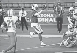  ?? MICHAEL CHOW/THE REPUBLIC ?? Cardinals quarterbac­k Kyler Murray (1) runs for a touchdown against the Dolphins during the third quarter in Glendale on Sunday.