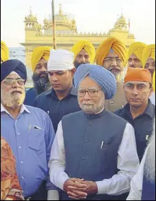  ?? SAMEER SEHGAL/HT ?? Former Prime Minister Dr Manmohan Singh paying obeisance at the Golden Temple in Amritsar on Sunday.