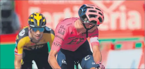  ?? FOTO: EFE ?? Magnus Cort Nielsen quiso asegurarse tras la salida de la última curva que tenía margen suficiente para ganar la etapa ante un poderoso Primoz Roglic, que no logró echarle el lazo en los últimos metros. Declaró el ciclista danés que al ver al esloveno tan cerca corrió todo lo que pudo para asegurarse un triunfo que mereció por el esfuerzo y la entrega realizados