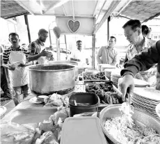  ?? - Bernama photo ?? The fish head curry stall during lunch hour at Bangsar.