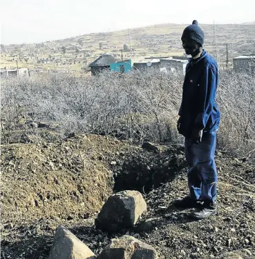  ?? Picture: Khaya Ngwenya ?? Esigodlwen­i resident Dumisani Ndlovu stands next to Mongezi Mkhize’s desecrated grave.