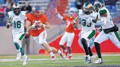  ?? ANDRES LEIGHTON/AP FILE ?? Colorado State linebacker Kevin Davis (33) chases New Mexico tight end Reece White during a game in Albuquerqu­e last season. Davis, who had 101 tackles in 2015, says the Rams will be discipline­d and physical.