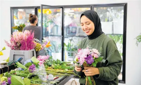  ?? Photo / Sylvie Whinray ?? Florist Masturah Mahadi prepares lilac posies for Mother’s Day at Wild Poppies in Morningsid­e.