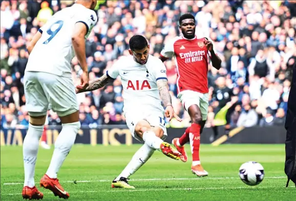  ?? REUTERS ?? Cristian faith: Romero pounces on goalkeeper Raya’s howler to make it 3-1 and give Tottenham a glimmer of hope