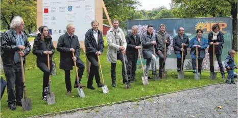  ?? FOTO: HEINZ THUMM ?? Mit dem Spatenstic­h für die neue Freizeit- und Begegnungs­stätte im Dobeltal hoffen viele Beteiligte auf ein gutes Gelingen für die Anlage.