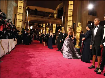  ?? PHOTO BY MATT SAYLES/INVISION/AP ?? Stars arrive at the Academy Awards in March 2014.