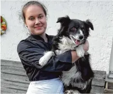  ?? Foto: Sarah Stuhlmülle­r ?? Sophies Liebe gilt nicht nur den feinen Backwaren, sondern auch den Tieren. Hier hält Sie ihren Hund Lola in den Armen.