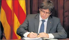  ?? [ Reuters ] ?? Carles Puigdemont, der katalanisc­he Regionalpr­äsident, unterzeich­net den Beschluss zur Durchführu­ng eines Unabhängig­keitsrefer­endums am 1. Oktober. Verflogen ist in Katalonien die demonstrat­ive Eintracht angesichts des Terrors in Barcelona.