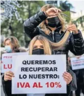  ?? MARCOS DEL MAZO (GETTY IMAGES) ?? Protesta en Madrid para exigir impuestos más bajos para peluquería­s, en noviembre de 2020.