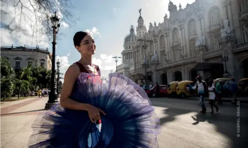  ??  ?? Viengsay Valdés frente al Gran Teatro de La Habana Alicia Alonso.