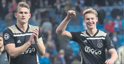  ?? FOTO: J. A. SIRVENT ?? Matthijs de Ligt (19 años) quiere seguir jugando con Frenkie de Jong (21) Ambos dieron una alegría a los culés echando al Madrid