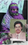  ?? AP Photo Asghar Ali / ?? Safia Bano with a picture of her husband Imdad Ali.
