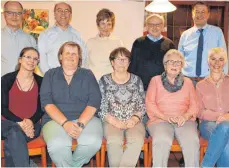  ?? FOTO: WALTER SAUTTER ?? Bei der Nachbarsch­aftshilfe Wurmlingen kann sich Bürgermeis­ter Klaus Schellenbe­rg (rechts) nach den Wahlen in der Hauptversa­mmlung auf ein erfahrenes Team stützen. Einsatzlei­terinnen sind Daniela Wucherer und Regina Zepf (vorne von links).