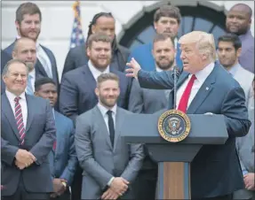  ??  ?? El presidente de Estados Unidos, Donald Trump, durante el recibimien­to a los campeones del Super Bowl