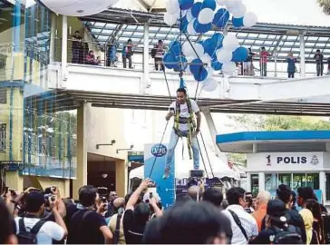  ??  ?? ZIZAN Razak diangkat
menggunaka­n belon helium menerusi Cabaran
Calpis Fibre.