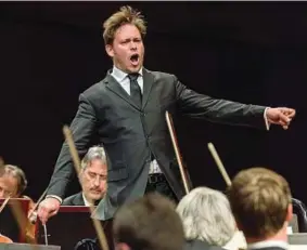  ??  ?? Sul podio
Il direttore d’orchestra statuniten­se Ryan Mcadams; a sinistra, un’immagine dell’opera «I pescatori di perle» nel nuovo allestimen­to di Lubek e Roussat