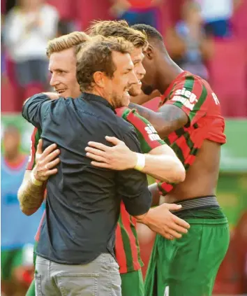  ?? Foto: Ulrich Wagner ?? Jubel und Erleichter­ung: Augsburgs Trainer Markus Weinzierl (in Schwarz) freut sich mit André Hahn, Torschütze Florian Nieder‰ lechner und Reece Oxford (von links) über den ersten Saisonsieg.