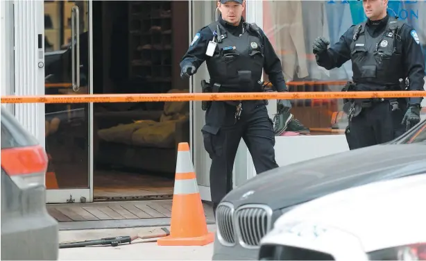  ?? PHOTO AGENCE QMI, MAXIME DELAND ?? Une personne a laissé son arme au sol hier au centre-ville de Montréal et a fui après avoir tiré dans le pied du propriétai­re d’un commerce.