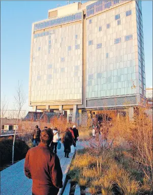  ?? JEFF KAYZER/FLICKR ?? The Standard Hotel looming over the Highline Park in New York City.