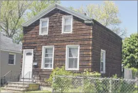  ?? Will Waldron / Times Union ?? The home in Troy where 6-year-old Davonte Paul was found unresponsi­ve in a bathtub.